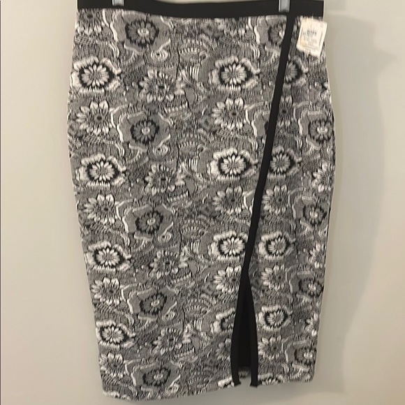 Chic Black and White Floral Pencil Skirt - Picture 1 of 5